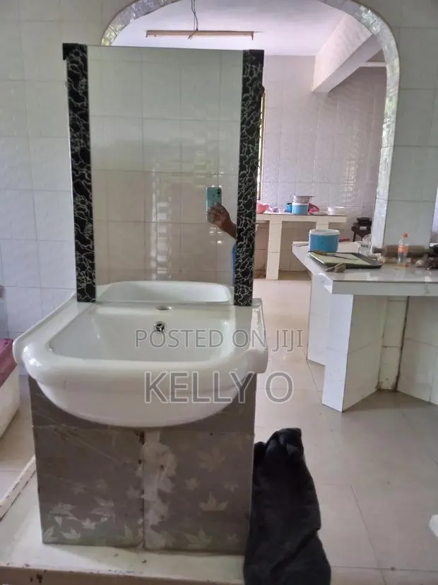 Wash Hand Basins With Mirror · Photo 1