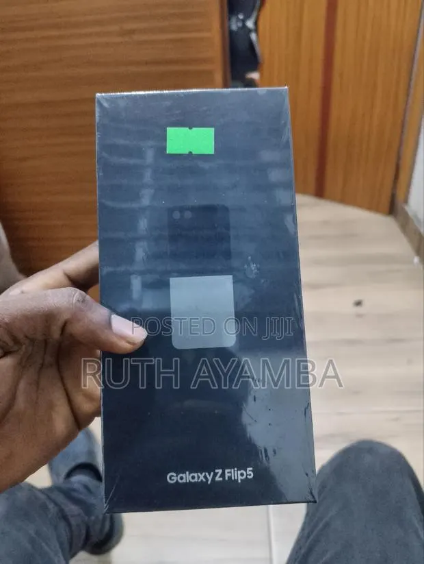 New Samsung Galaxy Z Flip 5 256 GB Gold · Photo 1