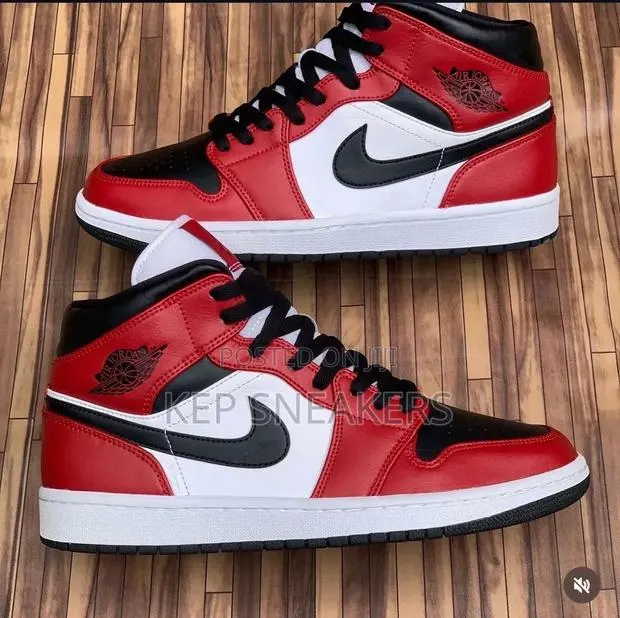 Nike Air Jordan 1 Mid "Chicago Black Toe” · Photo 1