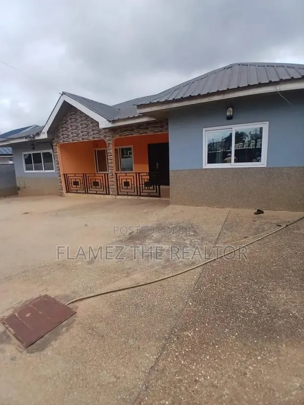 5bdrm House in Acp, Kwabenya for rent · Photo 1