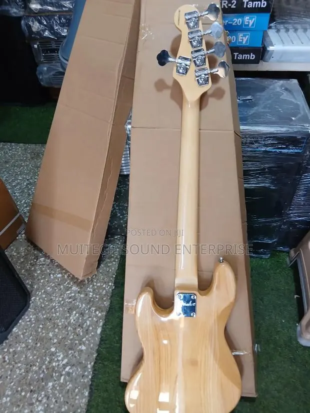 Fender Jazz Bass Guitar · Photo 2