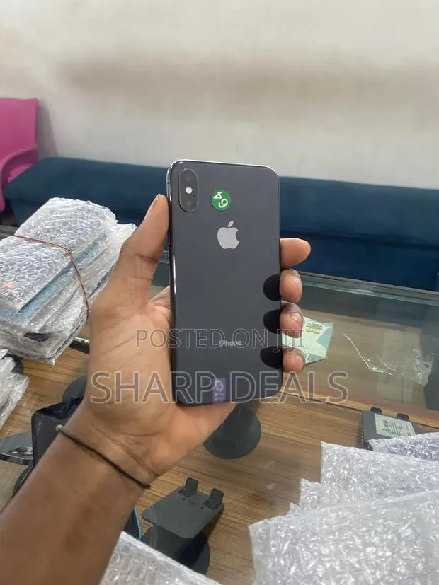 Apple iPhone X 64 GB Black · Photo 1
