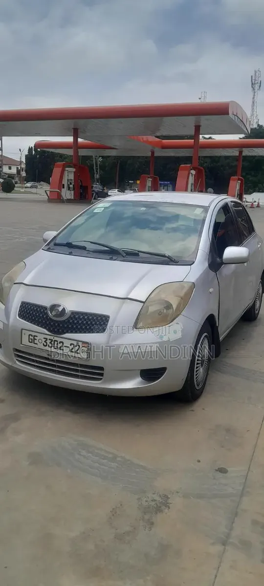 Toyota Vitz 1.3 FWD 3dr 2007 Gray · Photo 1