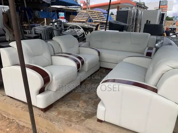 Antique Sofa Set With a Beautiful Wooden Design and a Center Table · Photo 1