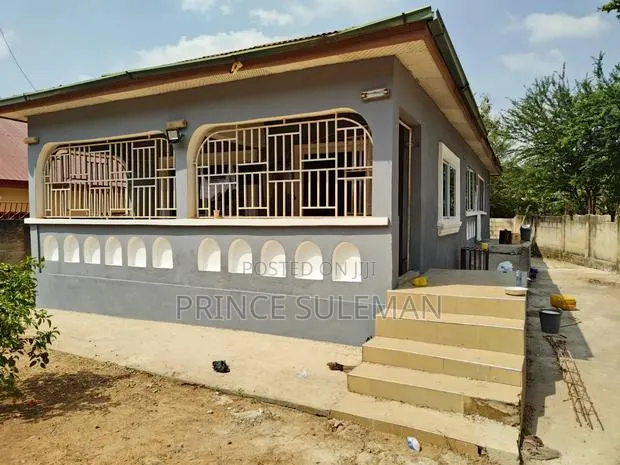 2bdrm Bungalow in Buokurom Estate, Kumasi Metropolitan for sale · Photo 1