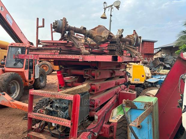 Grove Scissor Lift · Photo 1