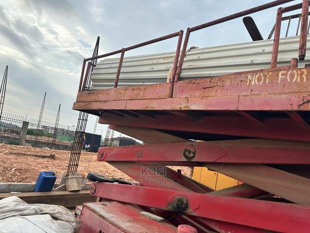 Grove Scissor Lift · Photo 2