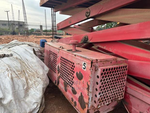 Grove Scissor Lift · Photo 4