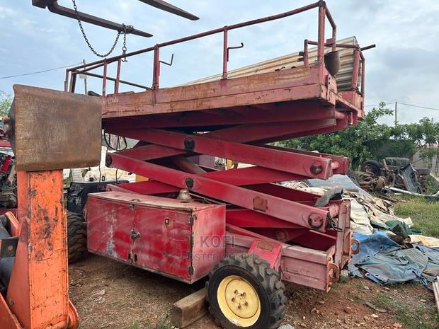 Grove Scissor Lift · Photo 6