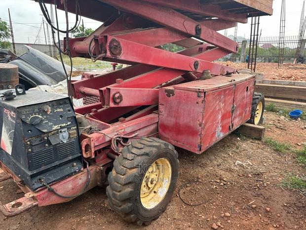 Grove Scissor Lift · Photo 7