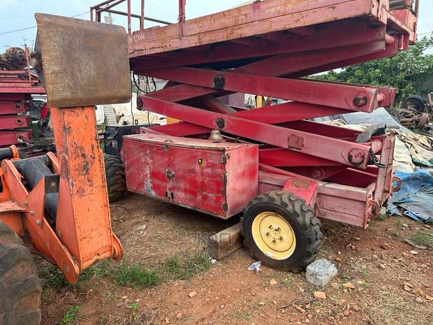 Grove Scissor Lift · Photo 8