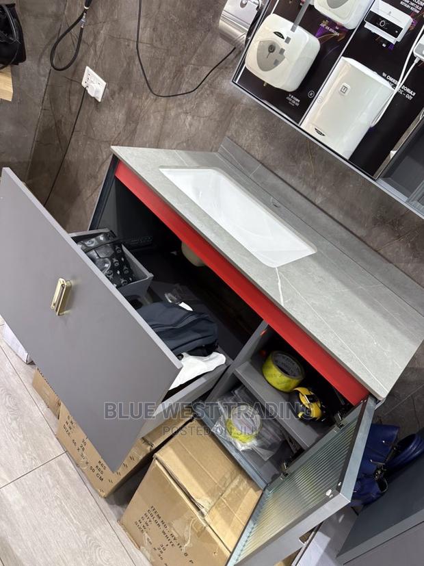 Executive Cabinet Basin With LED Mirrors (90 Centimeters) · Photo 2