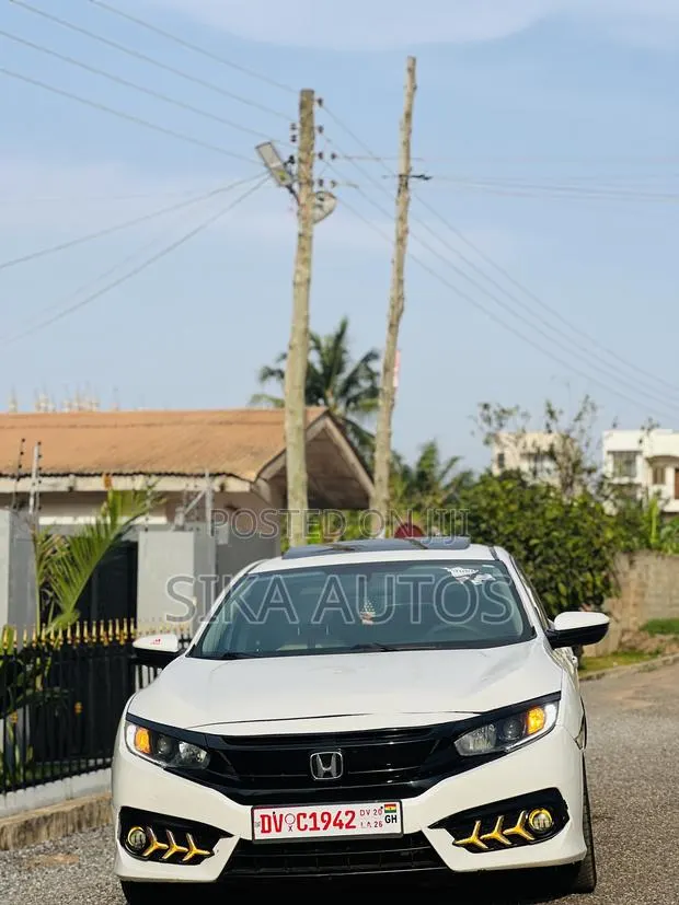 Honda Civic EX 4dr Hatchback (1.5L 4cyl) 2017 White · Photo 1