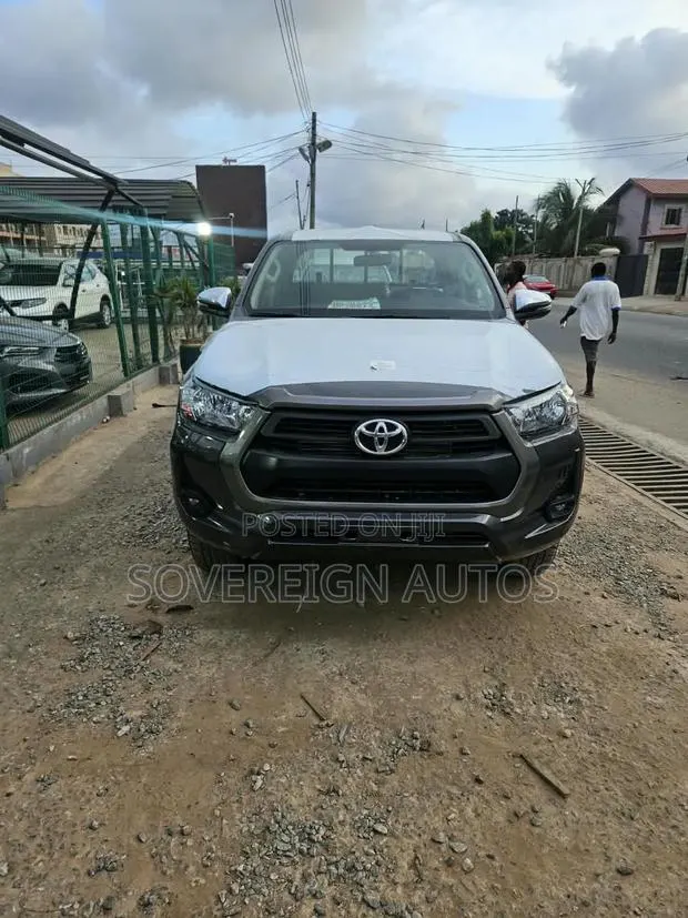 New Toyota Hilux Active (Diesel) 2026 Gray · Photo 1