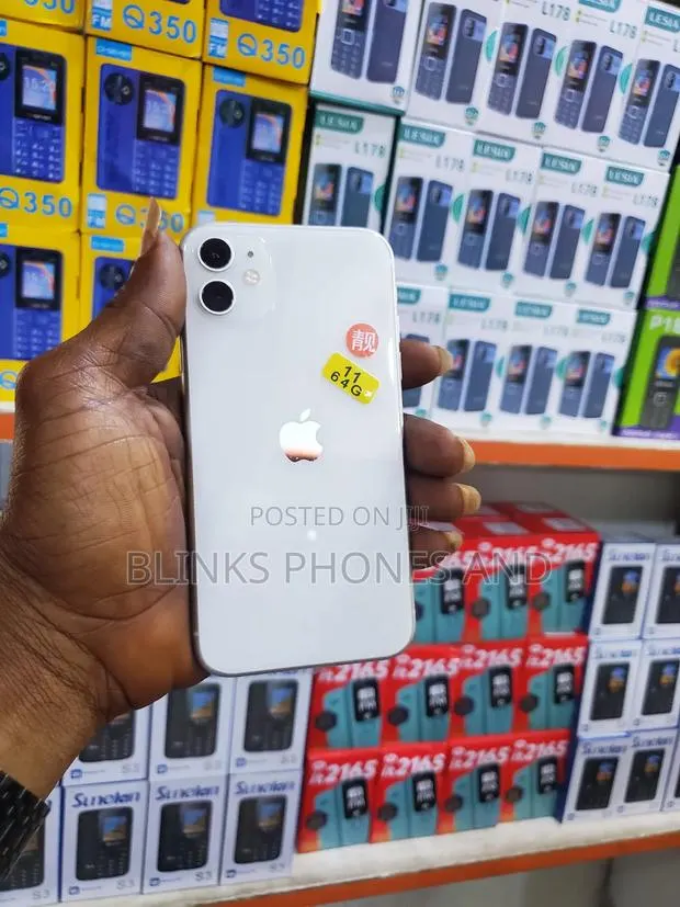 Apple iPhone 11 64 GB White · Photo 1
