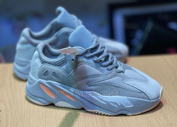 Adidas Yeezy 700 · Photo 1
