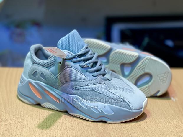 Adidas Yeezy 700 · Photo 3