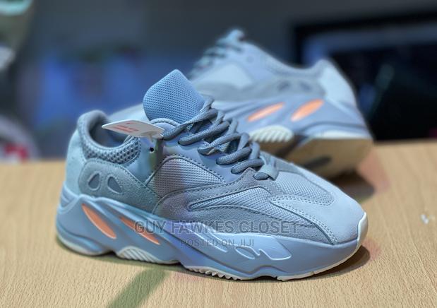 Adidas Yeezy 700 · Photo 2