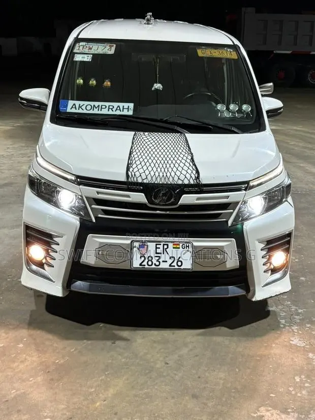 Toyota Voxy X 4WD 8-Seater 2016 White · Photo 1
