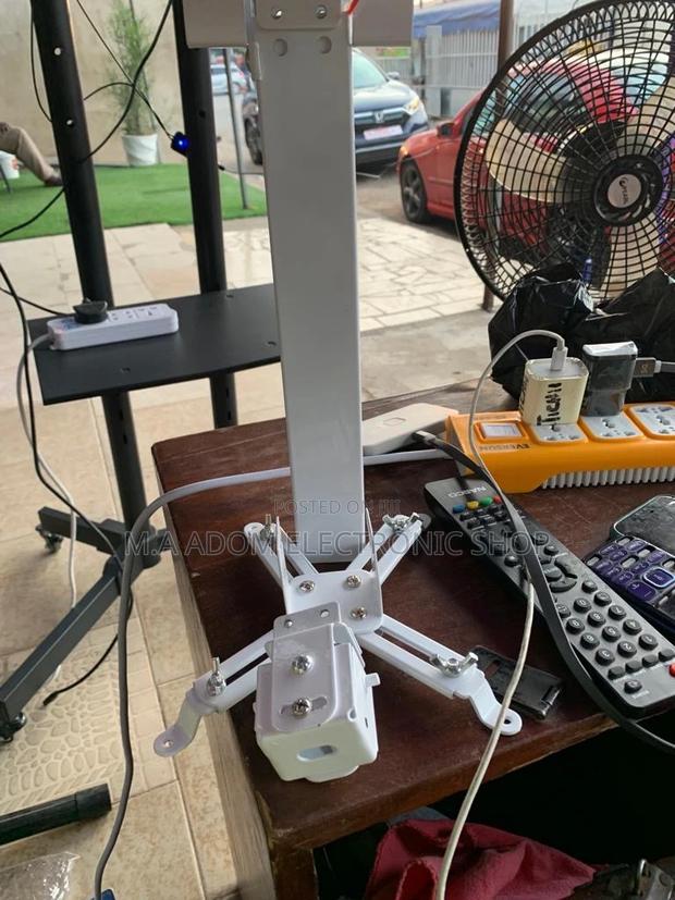 Adjustable Universal Projector Ceiling Mount · Photo 1