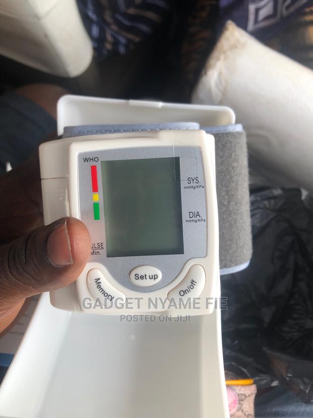 Automatic Wrist Watch Blood Pressure Monitor · Photo 3