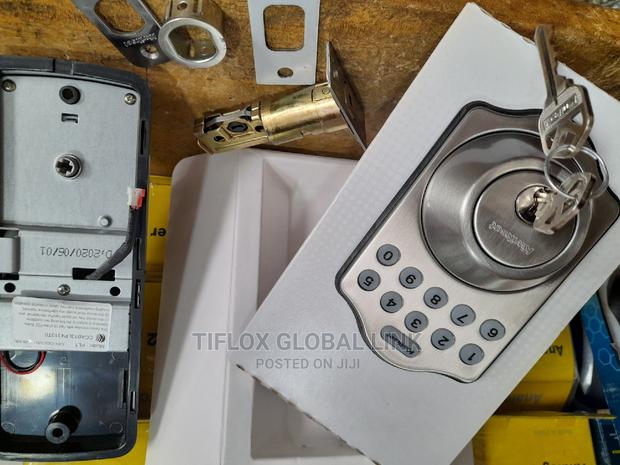Electronic Deadbolt Keyless Locker (UK) · Photo 8
