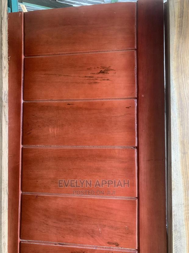 Spray Red Wood Door · Photo 2