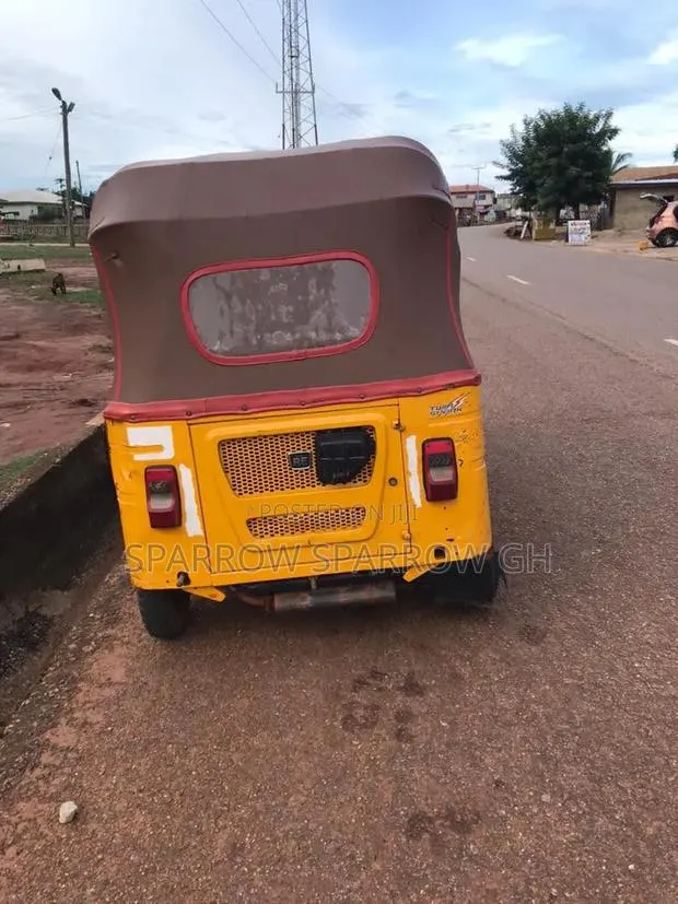 Bajaj RE 2022 Yellow · Photo 1