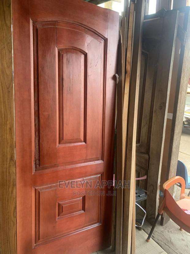 Spray Red Wood Door · Photo 1
