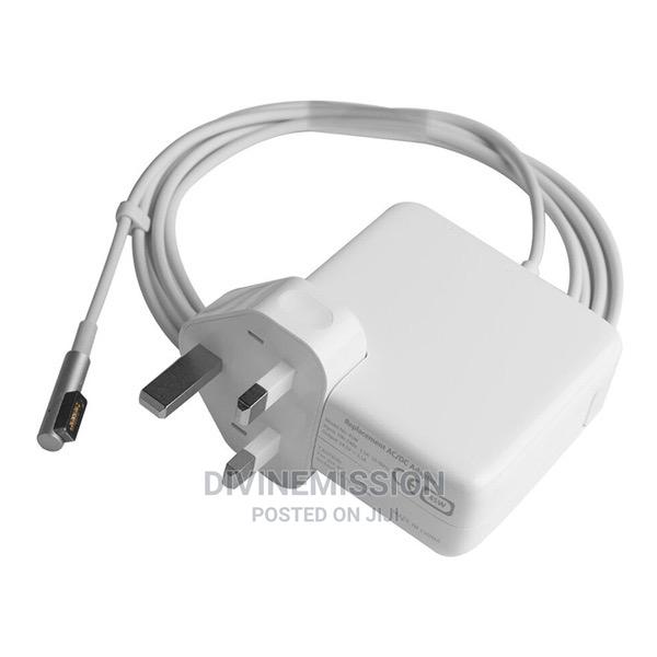 Macbook Pro Charger/Adapter 85w · Photo 1