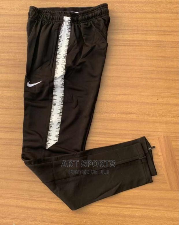 Nike Joggers · Photo 2