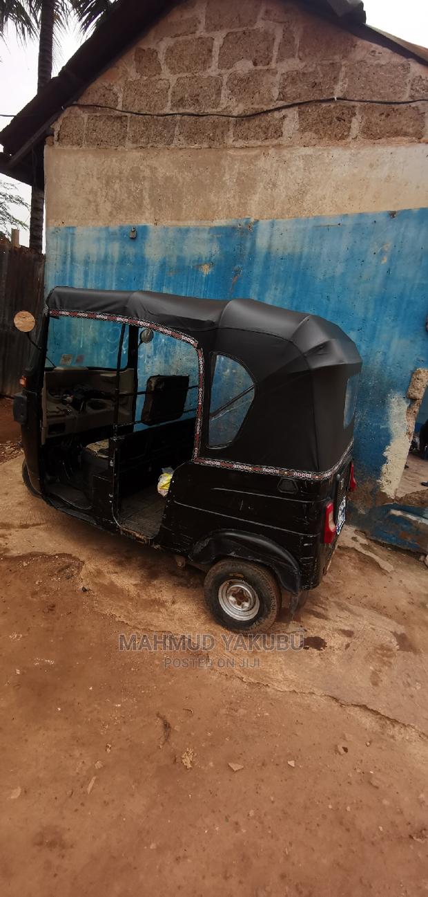 Bajaj RE 2021 Black · Photo 2