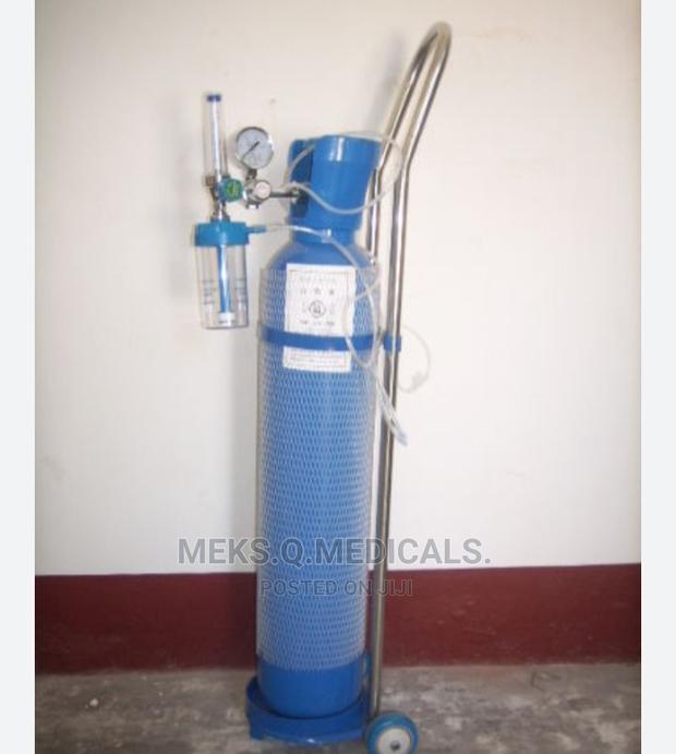 Oxygen Cylinder With Trolley and Flowmeter 10 LTRS · Photo 3
