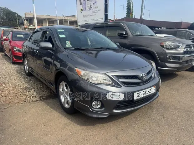 Toyota Corolla S 4dr Sedan (1.8L 4cyl 4A) 2013 Gray · Photo 1
