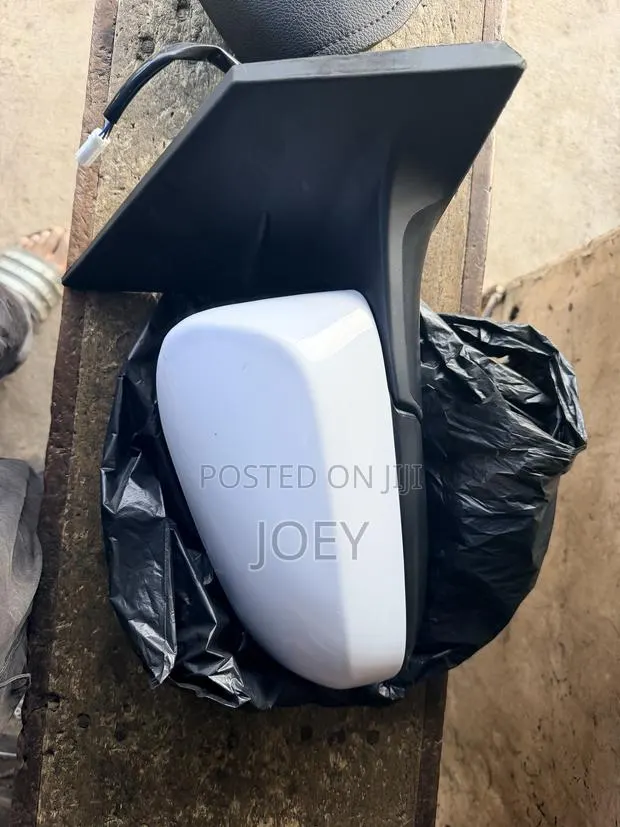 Corolla 13-17 Driving Mirror Available · Photo 1