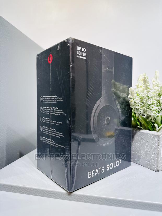 Lovely Sleek Black Beats Solo 3 Headphones · Photo 1