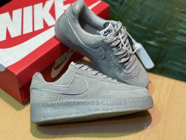 Nike Air Force 1suede Gray · Photo 2