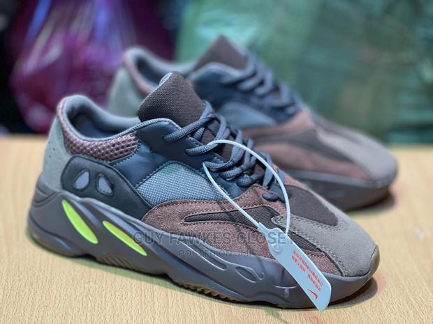 Adidas Yeezy 700 · Photo 1