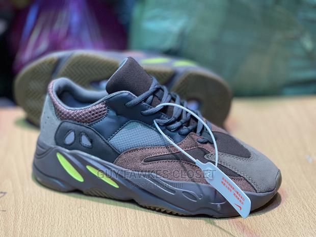 Adidas Yeezy 700 · Photo 2