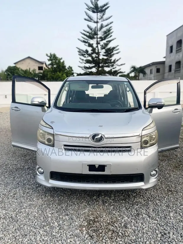 Toyota Voxy X 4WD 8-Seater 2013 Silver · Photo 1