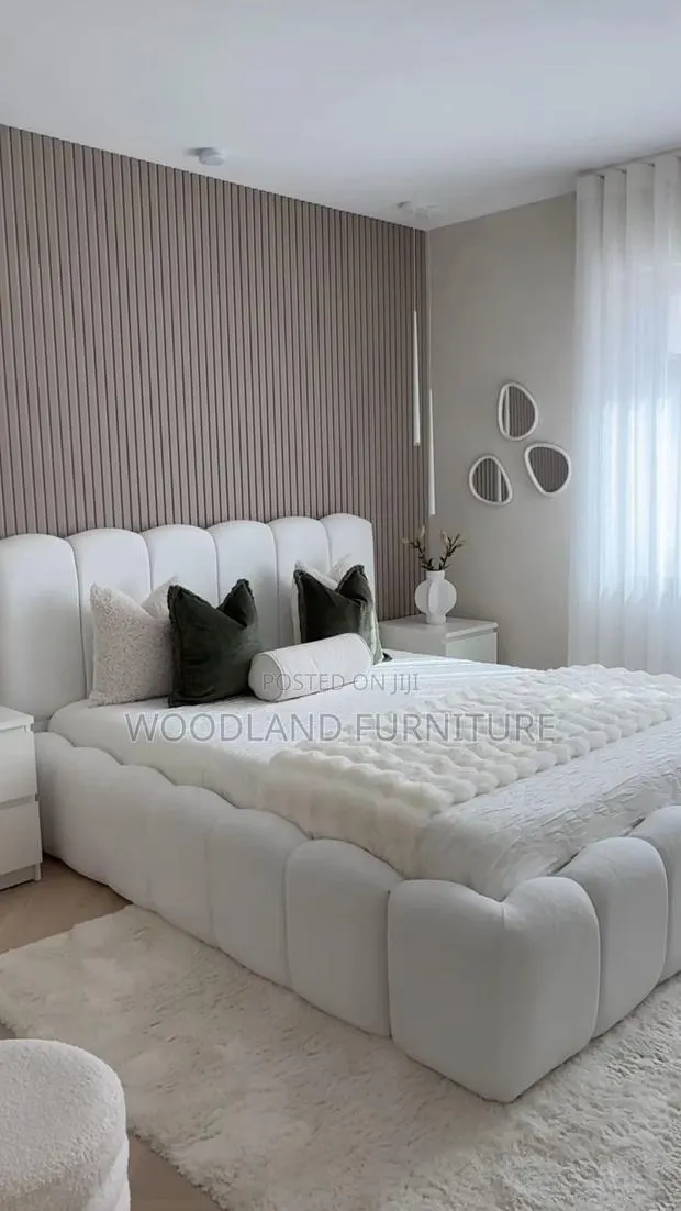 Cloud Scallop Upholstered Bed · Photo 1