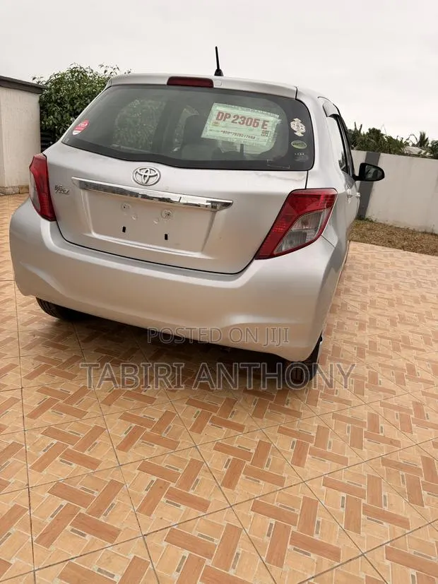 Toyota Vitz 2013 Silver · Photo 1