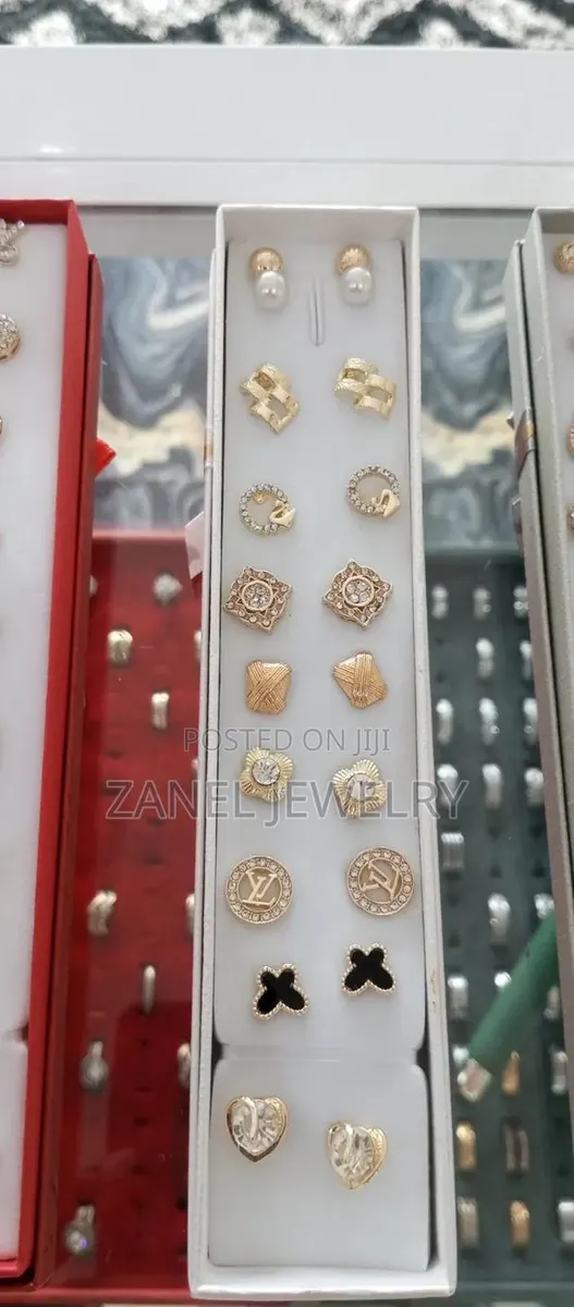 Ladies Stud Earrings · Photo 1
