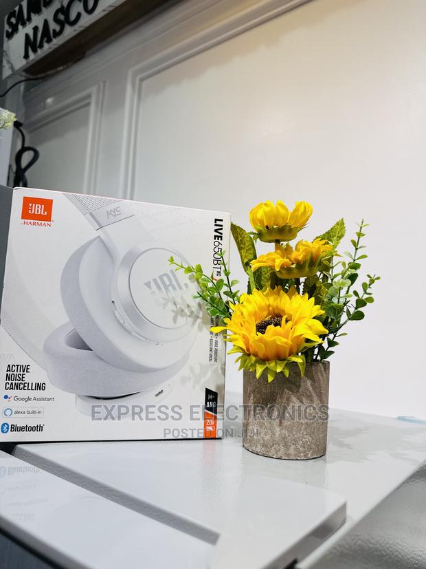 Ultimate Streaming JBL Live 650BT Headphones · Photo 1