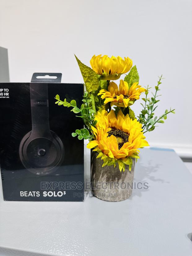 Ultimate Streaming Beats Solo 3 Headphones · Photo 1