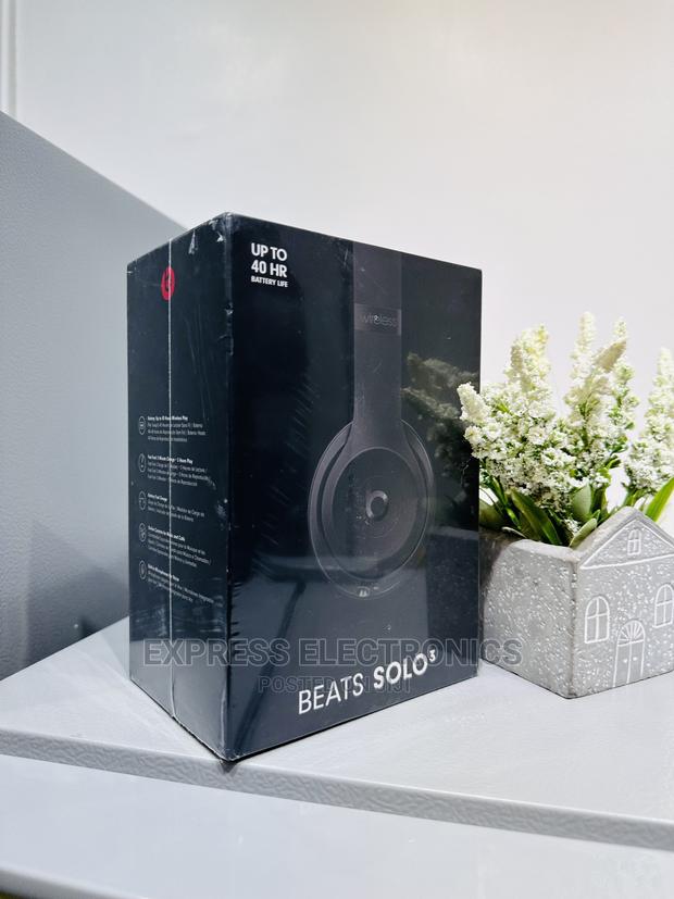 Unlimited Entertainment Beats Solo 3 Headphones · Photo 1