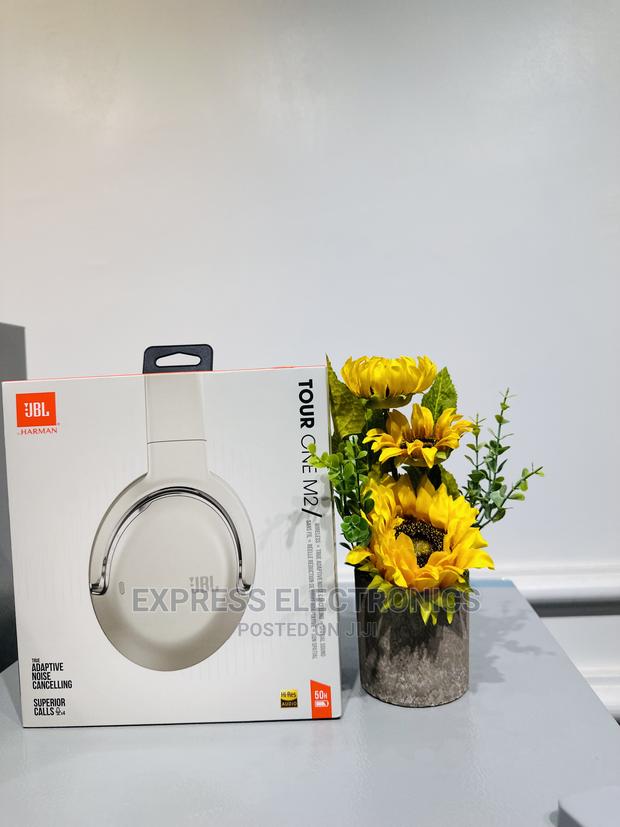 Long Battery Life Headphones JBL Tour One M2 · Photo 1