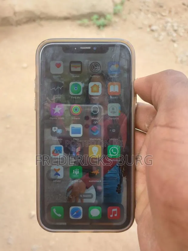 New Apple iPhone 11 64 GB Purple · Photo 1