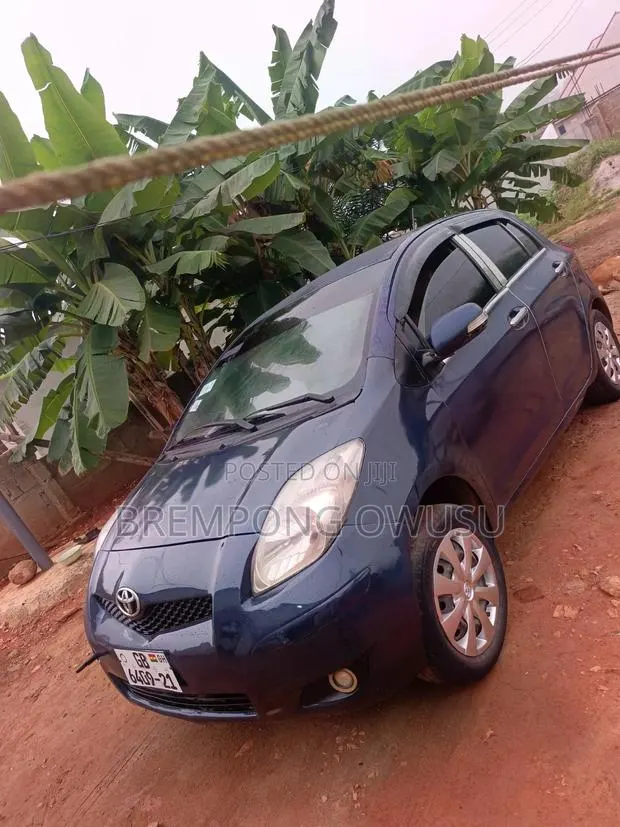 Toyota Vitz 1.3 FWD 3dr 2010 Blue · Photo 1