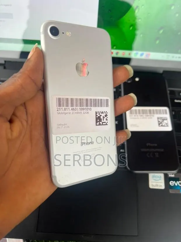 Apple iPhone 7 32 GB Silver · Photo 1
